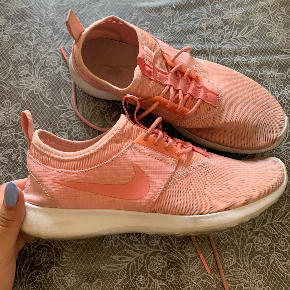 Bubble gum pink Nike size 7